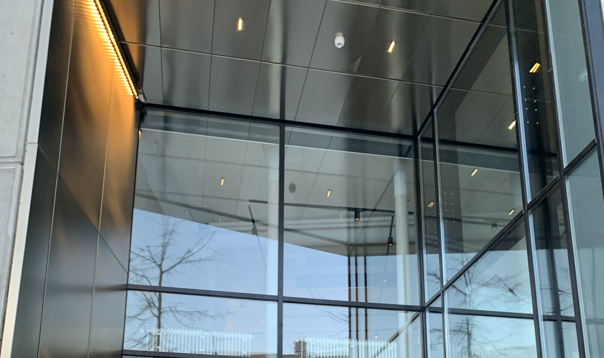 Stora fönster på en byggnad