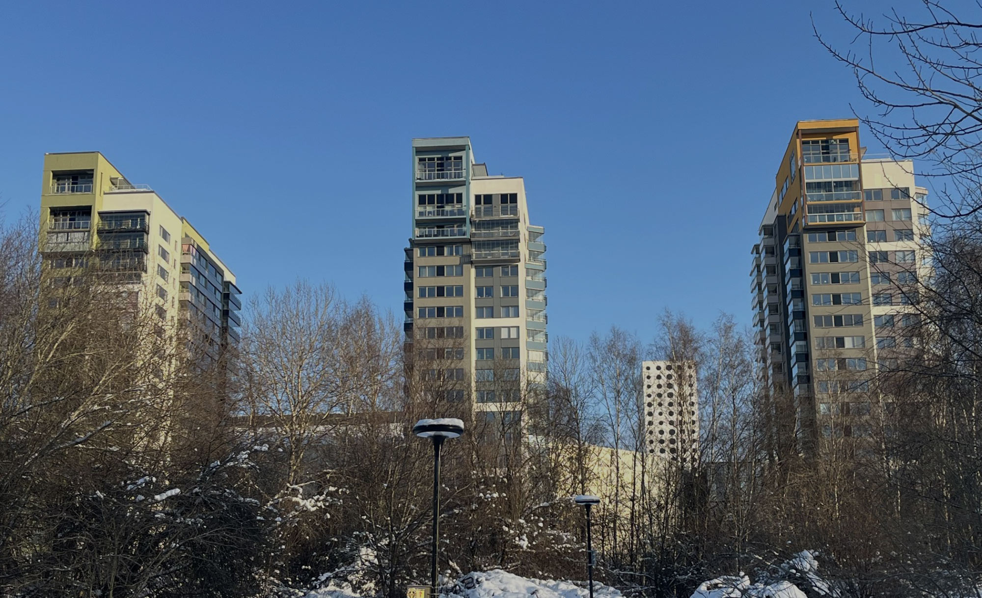 Lägenhetshus under vintern