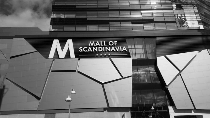 Mall of Scandinavia i svartvitt.